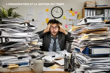 Un homme débordé au milieu de piles de dossiers et d’une horloge