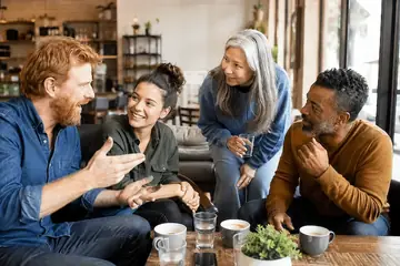 Un groupe échange avec enthousiasme autour d’une table