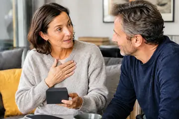 Deux personnes échangent dans une conversation attentive